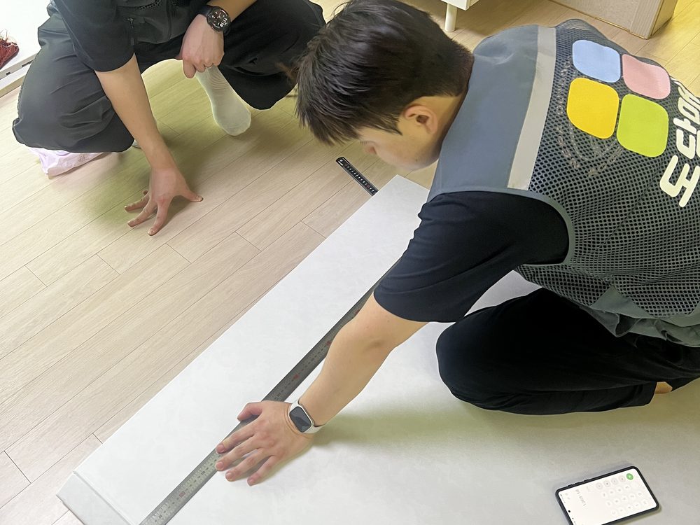 2인 1조로 매트를 실측하는 도담매트 기사들